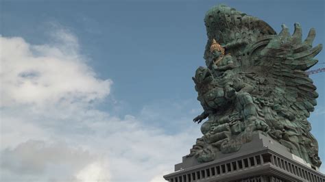  Garuda Wisnu Kencana: Uma Visão Monumental de Divindade e Poder!