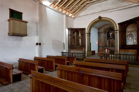  A Cúpula de Aço da Capela de San Miguel! Uma Sinfonia de Traços Intrincados e Formas Geométricas Desafiadoras