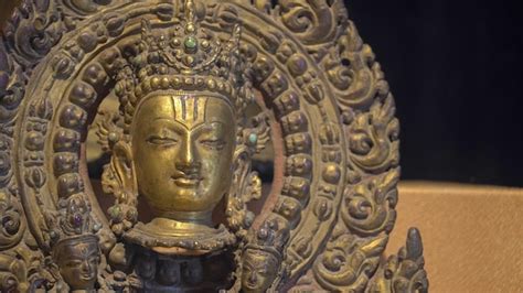 Bodhisattva Avalokiteshvara: Uma Visão de Serenidade e Compaixão Infinitas em Ouro!!