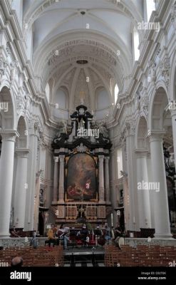  O Altar de Saint-Walburga: Uma Explosão de Detalhes e Mística Religiosa