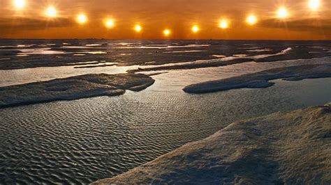 O Sol de Medianoche! Uma Exploração Vibrante da Luz e Sombra em Tela