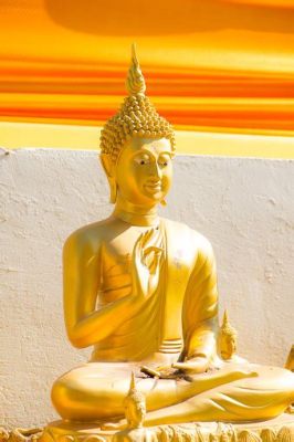 Phra Bang Buddha – Uma Exuberância Dourada de Devoção e Tranquilidade Espiritual!